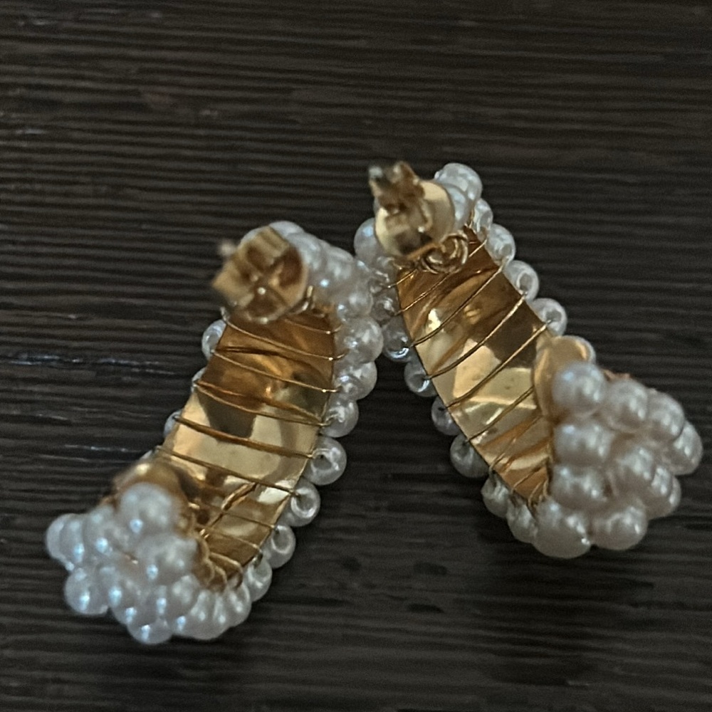 VTG NWOT Pair Faux Pearl Earrings on gold color half hoops - Picture 7 of 13